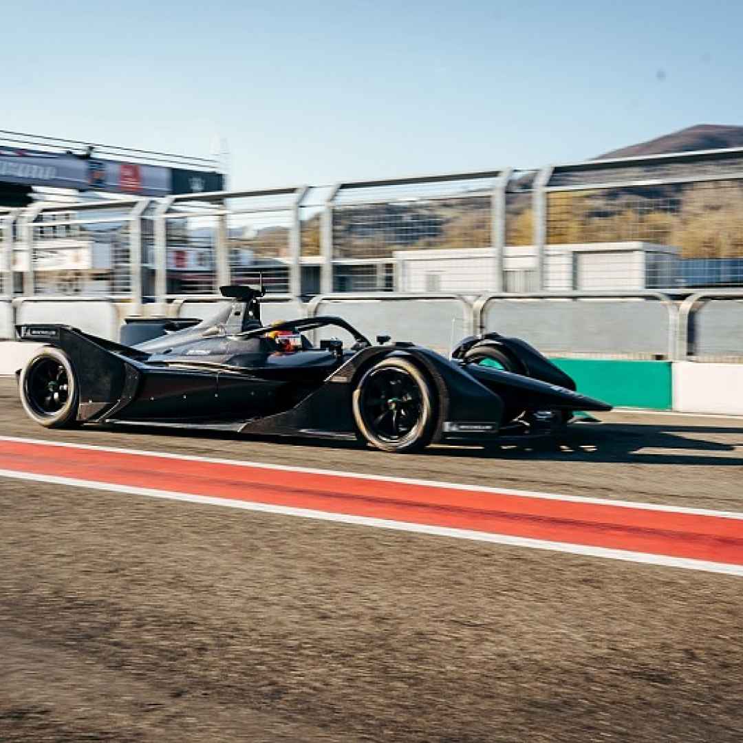 FE | La Mercedes prova la sua prima monoposto elettrica con Stoffel Vandoorne e Edoardo Mortara