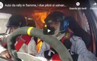 Auto da rally in fiamme, i due piloti si salvano all'ultimo secondo - VIDEO
