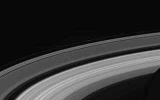 Uno studio delle vibrazioni degli anelli di Saturno usato per ricostruire gli impatti sul pianeta