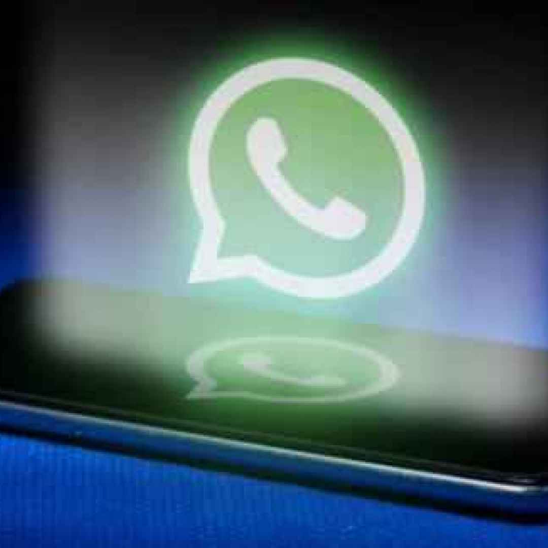 WhatsApp. In test la dark mode collegata al risparmio energetico