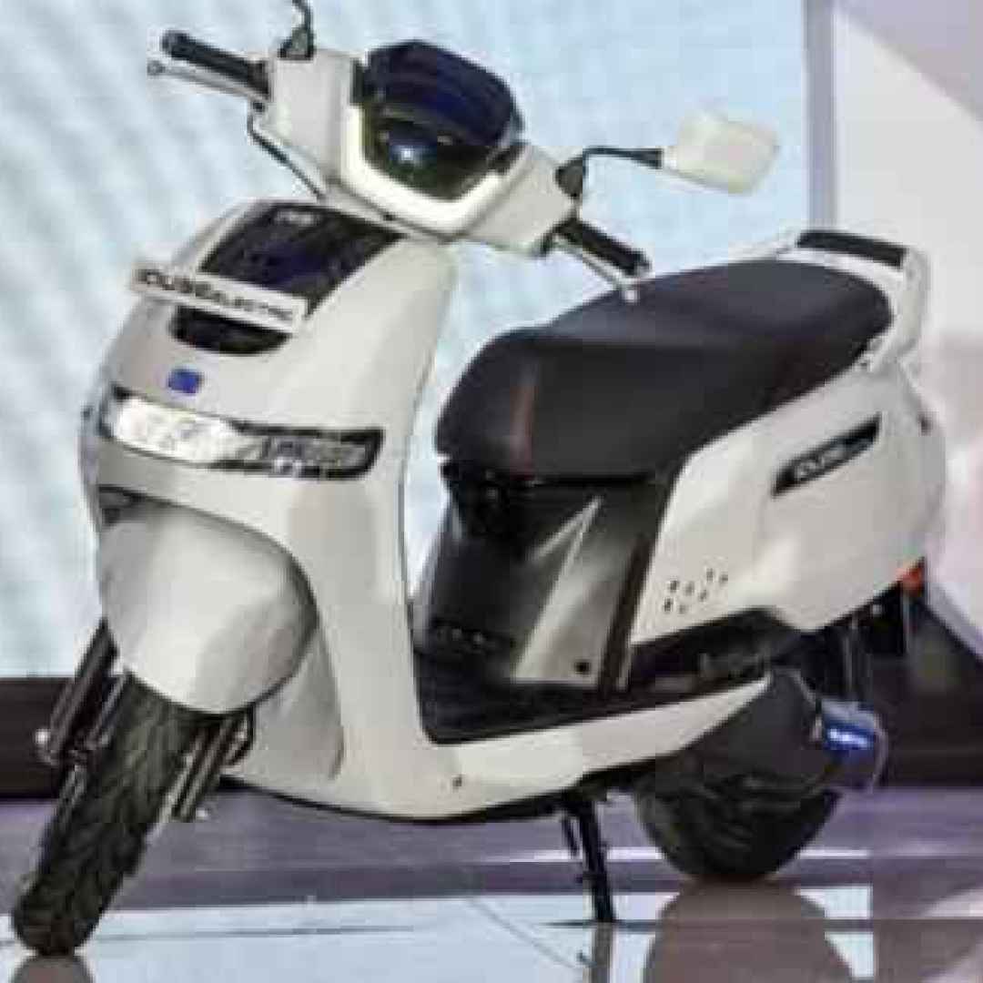 TVS iQube. Presentato il nuovo scooter elettrico smart a zero emissioni