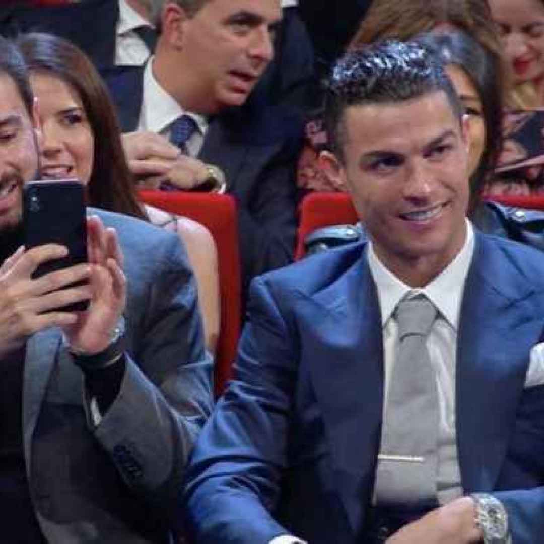 Sanremo, Ronaldo in prima fila. Chi è la persona al suo fianco?