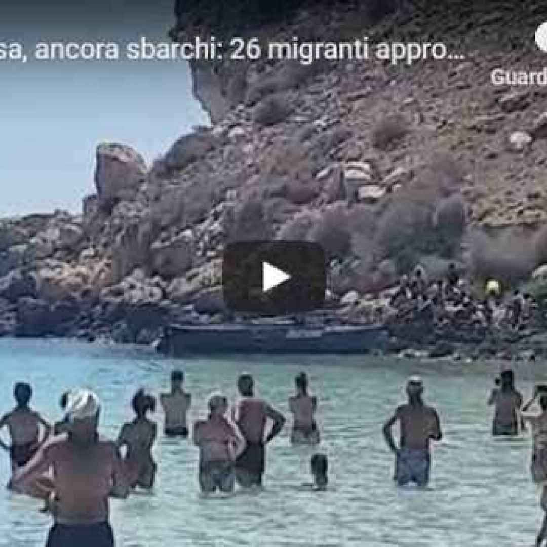 lampedusa video migranti spiaggia