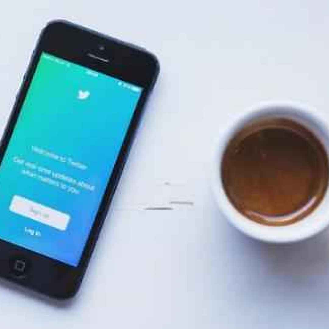Twitter. Su iOS più utenti possono decidere chi risponde ai loro tweet