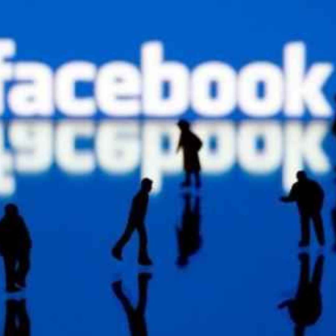 Facebook. Negazionismo Olocausto, comunicazioni politiche, eventi a pagamento