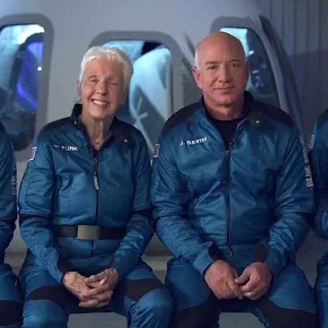Oggi Jeff Bezos andrà nello spazio. Come seguire la missione