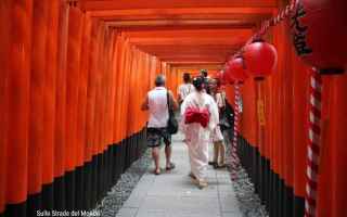 A Kyoto, su una collina alta poco più di 200 metri si trova il santuario di Fushimi Inari, noto per