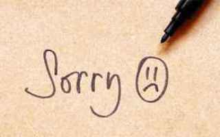 Per tradurre "scusarsi" si usa di solito il verbo apologize, che ha una costruzione diversa dallital