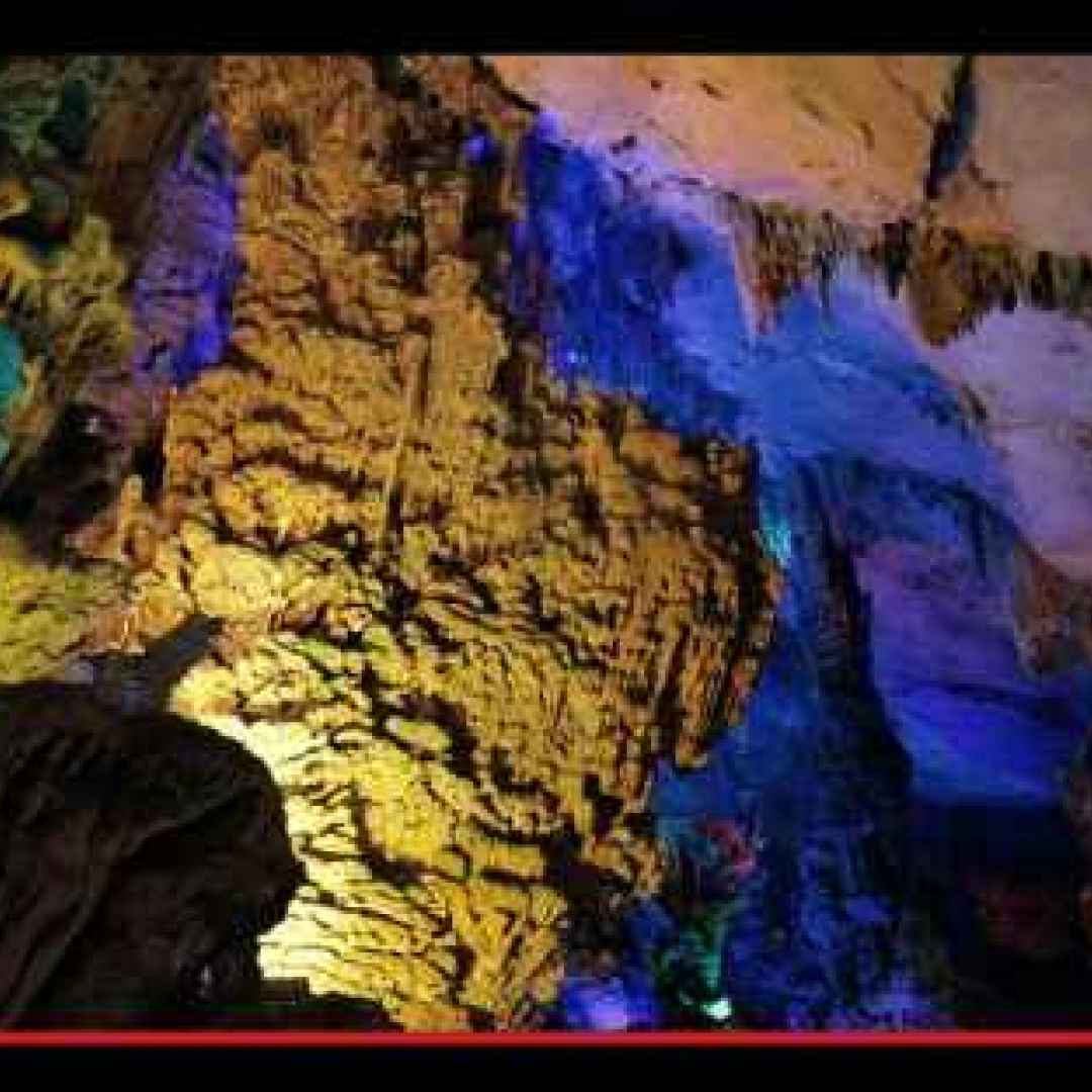 Oltre un canneto in Cina, i contrastanti colori della grotta dei tesori del mondo