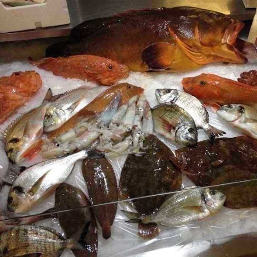 Come avvelenarsi facilmente mangiando pesce crudo o mal cucinato