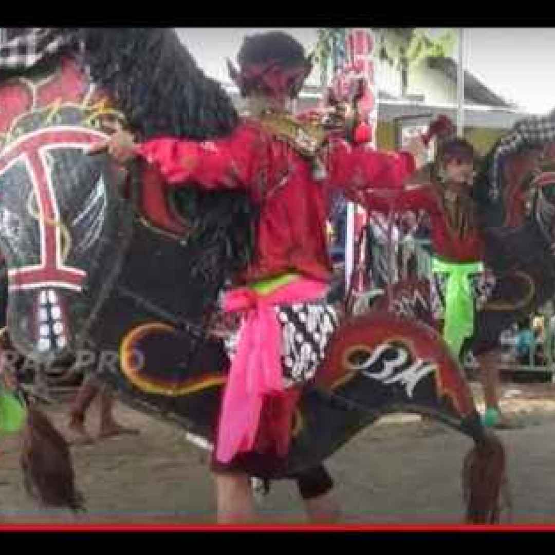 Studiando la danzante formazione mistica della cavalleria indonesiana