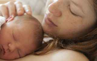 Salute: neonato  mamma  abbraccio