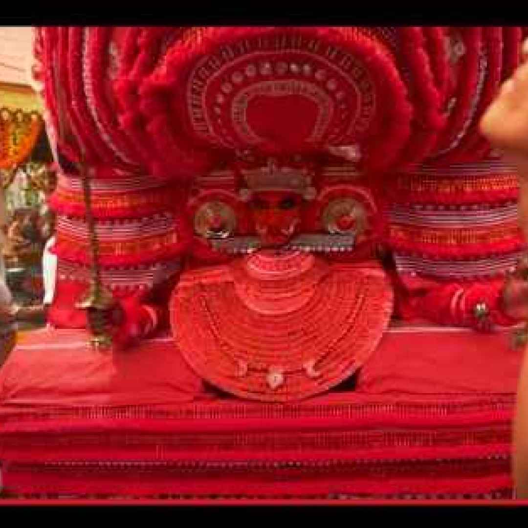 Il vermiglio Theyyam, danzante manifestazione delle 456 divinità indiane