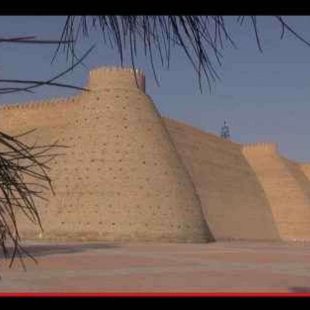 Le memorie delle antiche mura di Bukhara, centro culturale dell’Uzbekistan