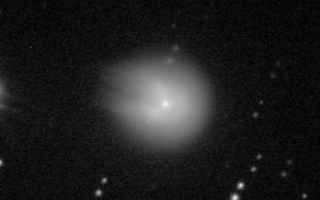 Astronomia: comete  spazio  cosmo  traiettorie