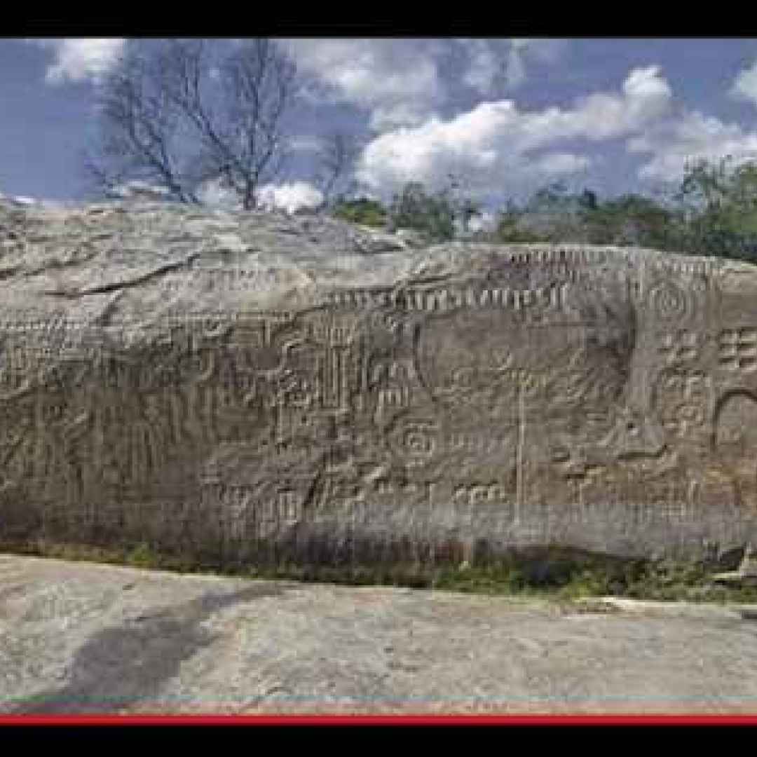 Il misterioso linguaggio della pietra situata lungo il corso dell’antico fiume Ingá