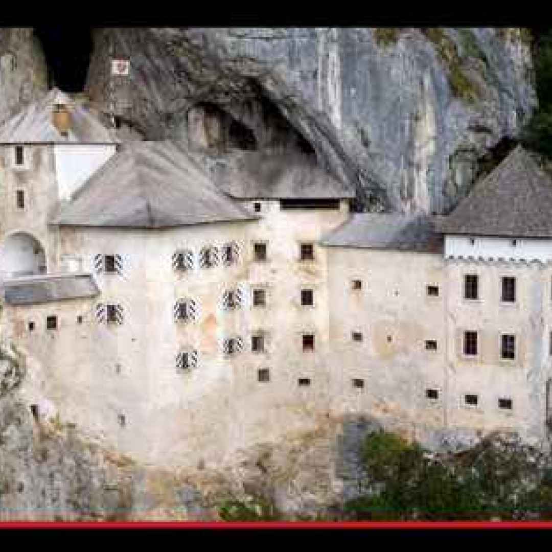 Il castello dentro una caverna che fu l’ultima dimora dello sfortunato Robin Hood dell’Europa Centrale