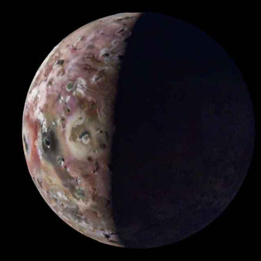 La sonda spaziale Juno ha osservato una montagna ripidissima e un lago di lava su Io, una delle grandi lune di Giove