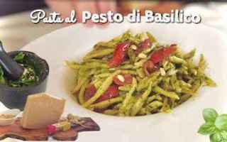 [VIDEO] Pasta con il Pesto di Basilico Preparato in Casa