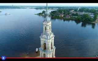 Raro storia della torre che imperterrita resiste al grande corso del fiume Volga