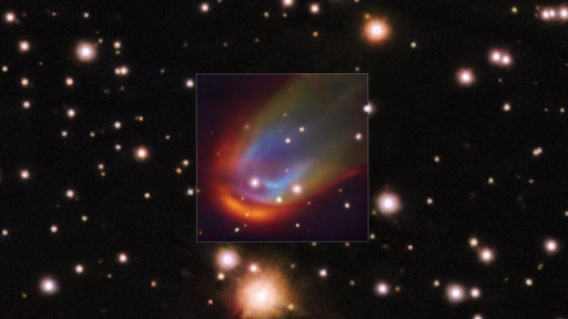 L’immagine centrale quadrata, ripresa con lo strumento MUSE sul Very Large Telescope dell’European Southern Observatory (ESO), mostra onde d’urto attorno alla stella morta RXJ0528+2838. Quando una stella si muove nello spazio può spingere via il materiale circostante creando una cosiddetta onda d’urto di prua (bow shock), che in questa immagine brilla in rosso, verde e blu. I colori rappresentano rispettivamente idrogeno, azoto e ossigeno. Queste onde d’urto sono di solito prodotte da un forte deflusso espulso dalla stella. Tuttavia, nel caso di RXJ0528+2838 — una nana bianca con una compagna simile al Sole — gli astronomi hanno scoperto che l’onda d’urto non può essere spiegata da alcun meccanismo noto. Una fonte di energia nascosta, forse i campi magnetici, potrebbe essere la chiave di questo mistero.