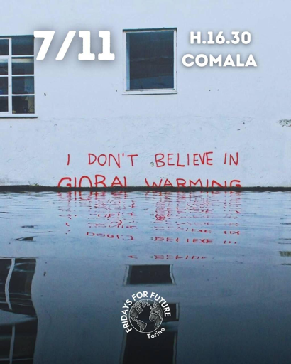 Sul muro di un edificio campeggia la scritta "I don't believe in global warming", ma è parzialmente coperta dall'acqua che ha sommerso la strada e arriva a metà della scritta.
In alto data e ora dell'incontro, in basso il logo di Fridays for Future Torino.