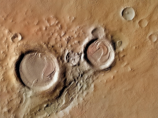 I geologi sono desiderosi di individuare stratificazioni sedimentarie su Marte perché possono dirci molto sulla storia dei cambiamenti negli ambienti deposizionali che in passato hanno dominato il pianeta. Tuttavia, prima di accettare questa interpretazione, bisogna escludere i diversi processi che producono forme simili alla stratificazione sedimentaria.

Le striature orizzontali nelle unità rocciose possono essere causate da vari meccanismi. Ad esempio, la compressione e l’estensione tettonica a volte producono fratture parallele che ricordano laminazioni. L’erosione episodica o irregolare può formare terrazze che, nelle immagini a bassa risoluzione, sembrano strati. Come possiamo distinguere la stratificazione sedimentaria da altre forme del terreno dall’aspetto simile?