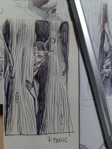 Disegno a penna su foglio bianco, ci sono due tronchi d'albero in primo piano tra i quali si vede semi nascosto il volto della divinità Pan con la mano appoggiata al tronco. Sulla destra la penna usata per disegnare e sotto a destra la parola per Inktober: Panic