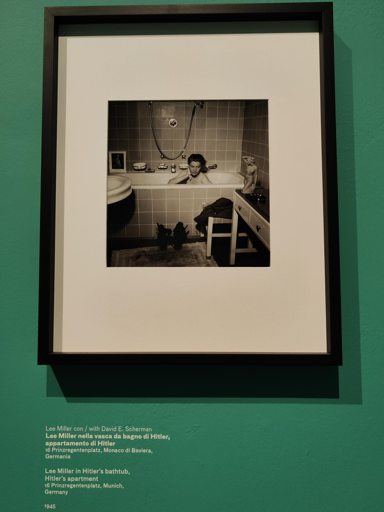 'L.M. in Hitler's bathtub, Munich, 1945
ph. 28/1/26 dalla mostra 
Lee Miller. Opere 1930-1955
© Lee Miller Archives
Camera, Torino
