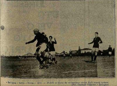 Bologna - Torino campionato 1919/20. Azione di gioco.