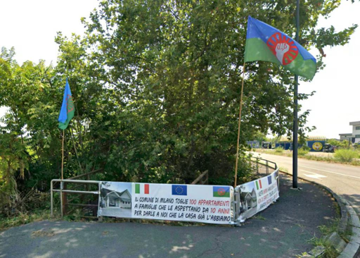 striscione contro lo smantellamento del villaggio delle rose a milano
