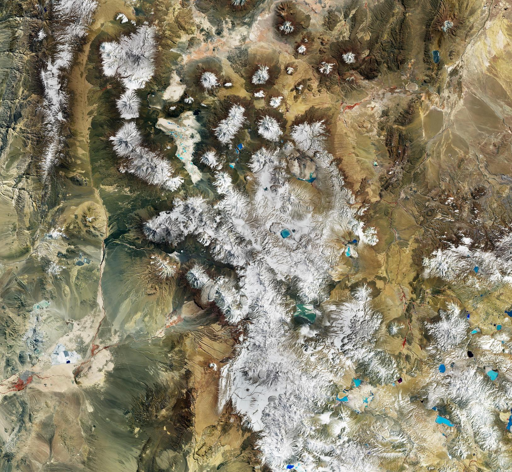 Si tratta di un'immagine a falsi colori, che utilizza il canale del vicino infrarosso della missione per evidenziare la vegetazione in rosso. A causa dell'aridità di questa regione d'alta quota, la vegetazione si trova principalmente lungo le valli fluviali a quote inferiori e vicino alle aree urbane. L'immagine satellitare mette in risalto la vegetazione intorno alla città di Calama, a un'elevazione di 2260 m, nella regione di Antofagasta nel nord del Cile (in basso a sinistra nell'immagine), così come intorno al Rio Pata, in Bolivia (in basso a destra), a est del vulcano Quetena.

Tra il vulcano Quetena e Calama, la catena delle Ande corre parallelamente al confine nazionale tra Bolivia e Cile. Quest'area fa parte della Riserva Nazionale di Fauna Andina Eduardo Avaroa, nel dipartimento boliviano di Potosí. Si possono notare lagune sparse nel paesaggio, che offrono habitat per l'avifauna protetta, inclusi i fenicotteri. L'area fa inoltre parte dell'ecoregione della puna secca degli Ande centrali, caratterizzata da praterie, laghi colorati, vulcani e distese di sale.

La Laguna Colorada — un lago salino poco profondo alimentato dal fiume Sulor — è una delle lagune visibili nella parte inferiore centrale dell'immagine, situata a un'altitudine di 4278 m nell'Altiplano andino. Grazie agli alti livelli di cloruro di sodio, solfati e microrganismi, la laguna è molto più salata dell'acqua oceanica. La sua composizione, che varia a seconda delle stagioni, fa sì che l'acqua appaia rossa a occhio nudo.

Tuttavia, poiché l'immagine di Sentinel-2 è a falsi colori, la Laguna Colorada appare come un mix di blu e marrone, poiché i canali del vicino infrarosso riflettono l'acqua e le aree di suolo nudo all'interno e intorno allo specchio d'acqua. Il lago è stato designato come zona umida di importanza internazionale ai sensi della Convenzione di Ramsar.