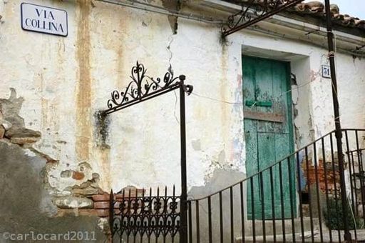 Una casa antica del paese lucano di Aliano, luogo di soggiorno obbligato per il medico-artista Carlo Levi durante la dittatura fascista. La poesia è del poeta lucano Rocco Scotellaro.