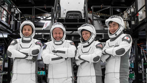 IT: gli astronauti della missione Crew-11: da sinistra a destra, il cosmonauta Oleg Platonov, gli astronauti della NASA Mike Fincke e Zena Cardman e l'astronauta giapponese Kimiya Yui.
Credito: SpaceX.

EN: the astronauts of the Crew-11 mission: from left to right, cosmonaut Oleg Platonov, NASA astronauts Micke Fincke and Zena Cardman and Japanese astronaut Kimiya Yui.
Credit: SpaceX.
