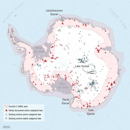 Questa mappa dei laghi subglaciali sotto la calotta glaciale antartica mostra 85 laghi identificati di recente in uno studio pubblicato su Nature nel settembre 2025. I dati per questo censimento provengono dalla missione CryoSat dell’ESA, che ha utilizzato il proprio strumento di altimetria radar per raccogliere dati tra il 2010 e il 2020. L’area in viola lungo i margini del continente indica la zona in cui CryoSat ha acquisito i dati. I triangoli rossi segnalano i laghi subglaciali attivi scoperti di recente, mentre i triangoli rosa più piccoli rappresentano i laghi subglaciali attivi già rilevati in precedenza. I cerchi grigi indicano i laghi subglaciali stabili conosciuti da tempo. I nomi dei ghiacciai e dei flussi di ghiaccio sono abbreviati: Jutulstraumen Glacier (JG), Cook Glacier (CG), David Glacier (DG), Institute Ice Stream (IIS) e Recovery Glacier (RG).