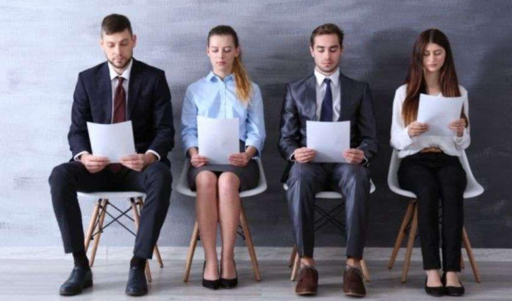 Foto di giovani in cerca di lavoro