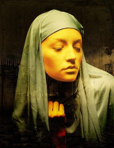 Ritratto di una suora. Illuminata da una luce giallastra, questa suora giovene ha gli occhi rivolti in basso, il viso serio, e una mano stretta a pugno poco sotto il mento. Il suo abito, ed il suo velo, sono grigi