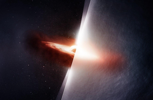 La luce radio della quasar TXS 2005+403 percorre circa 10 miliardi di anni luce per raggiungere la Terra, attraversando la regione del Cigno, uno degli ambienti più turbolenti e soggetti a diffusione della Via Lattea. A sinistra, questa rappresentazione artistica mostra il quasar come appare realmente, con un brillante disco di accrescimento e getti che si propagano nella galassia come un faro attraverso l’oscurità. A destra, vediamo come il gas turbolento distorca la visione della quasar da parte degli scienziati, in modo molto simile a come la foschia di calore di un fuoco deforma la nostra visione degli oggetti posti dietro di esso. In un nuovo studio guidato da astronomi del Center for Astrophysics I Harvard & Smithsonian, gli scienziati hanno rilevato per la prima volta direttamente il modo in cui la turbolenza interstellare distorce la luce proveniente da una quasar distante, rivelando la struttura di quella turbolenza.