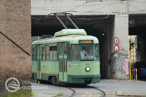 Uno dei tram della linea 19 in uscita dal deposito Atac. L'immagine evidenzia l'avvio della verifica del progetto esecutivo del capolinea della linea tram in viale delle Milizie