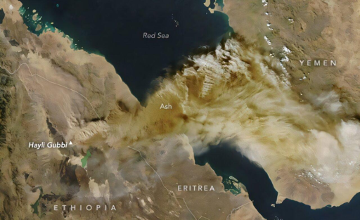 In questa remota regione dell’Africa orientale, le placche tettoniche si stanno allontanando tra loro, permettendo al magma di risalire in superficie e alimentare diversi vulcani attivi. Anche a causa dell’isolamento geografico di Hayli Gubbi, i geologi non sanno con precisione quando si sia verificata la sua ultima eruzione. Le evidenze geologiche suggeriscono che sia avvenuta negli ultimi 8.000 anni, sebbene gli esperti ipotizzino che possa essere avvenuta negli ultimi secoli.
