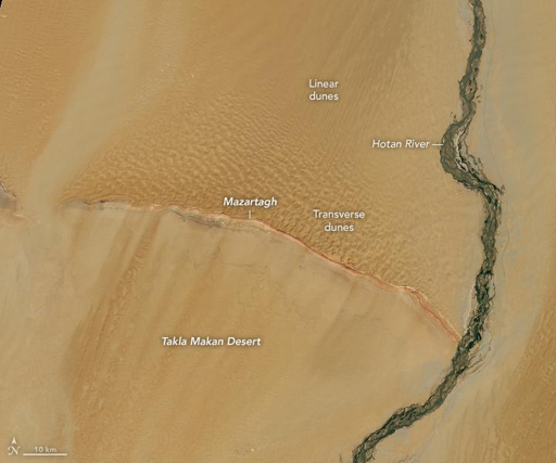Le formazioni rocciose rosso scuro sul lato settentrionale di Mazartagh sono costituite da arenarie e fanghi ricchi di ferro che probabilmente si sono depositati in un ambiente arido e ricco di ossigeno, come un campo di dune desertiche o un conoide alluvionale. Al contrario, le formazioni di colore più chiaro nella parte meridionale della cresta sono costituite da strati di gesso e arenaria calcarea che si formano tipicamente in ambienti con acque poco profonde, come i fondali lacustri.