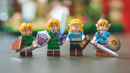 L'immagine mostra quattro figure di Lego che rappresentano il personaggio Link dalla serie di videogiochi The Legend of Zelda. Due delle figure indossano abiti classici, mentre le altre due indossano diverse varianti di abiti più recenti. Ogni figura tiene un'arma; alcune brandiscono spade e scudi decorati. Il fondo della scena suggerisce un ambiente ispirato a un paesaggio di fantasia tipico del gioco, con elementi di vegetazione.