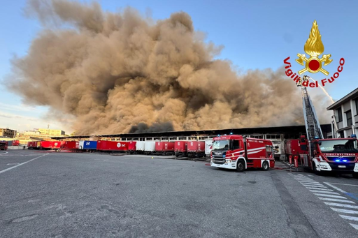 https://www.ilpost.it/2026/07/08/incendio-magazzino-bartolini-milano-colonna-fumo/