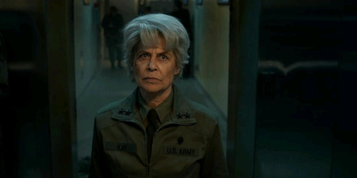 Linda Hamilton in una scena di "Stranger Things", nei panni della Dott.ssa Kay.