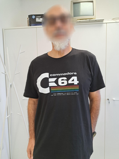 Maglietta con logo e scritte
"Commodore C64"