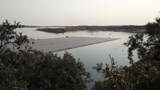 Nel 2022 il Portogallo ha assegnato sei concessioni di solare galleggiante. Quattro anni dopo cinque su sei sono ferme o ritirate. EDP ha mollato il Grande Lago da 169 milioni: avvoltoi, corridoio elettrico e prezzi crollati col surplus di fotovoltaico in rete. La governance ambientale non era un ostacolo burocratico. Era il problema vero.
