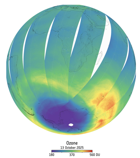 Questa immagine è una mappa globale dell’ozono, acquisita il 13 ottobre 2025. L’ozono svolge un duplice ruolo nell’atmosfera terrestre: mentre l’ozono stratosferico protegge la vita dalle radiazioni UV dannose, l’ozono a livello del suolo è un inquinante atmosferico nocivo che influisce sulla salute umana e sugli ecosistemi. Il buco nell’ozono stratosferico sopra l’Antartide è chiaramente visibile, con valori di densità colonnare inferiori a 220 Unità Dobson. Sebbene l’uso di sostanze che riducono l’ozono, come gli idrocarburi alogenati, sia stato vietato dal Protocollo di Montreal del 1989, la loro lunga permanenza nell’atmosfera ha reso il recupero dello strato di ozono un processo graduale. Le prove di questo recupero hanno iniziato a emergere solo negli ultimi anni. Le osservazioni di Sentinel-5 estenderanno e rafforzeranno i dati di lungo periodo sul monitoraggio dell’ozono, aiutando gli scienziati a seguire il continuo ripristino di questo strato protettivo fondamentale.