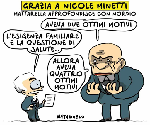 Nel disegno, Carlo Nordio parlando col Presidente delle Repubblica e con le mani davanti al petto, afferma: "Aveva due ottimi motivi".
"L'esigenza familiare e la questione di salute...", replica Mattarella.
"Allora aveva quattro ottimi motivi", aggiunge Nordio.