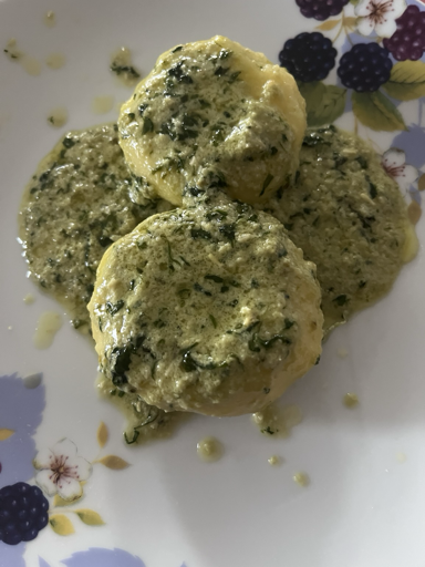 Kluski. Gnocchi a forma di ciambella con pesto