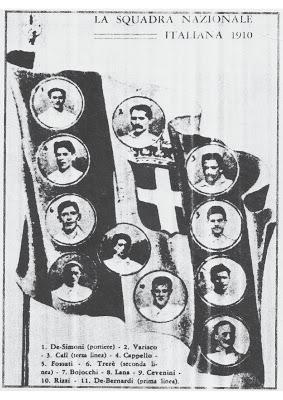 Il 15 maggio 1910 la Nazionale italiana di calcio gioca la sua prima partita. La foto raffigura gli undici calciatori italiani che quel giorno giocarono contro la Francia, vincendo 6 a 2.